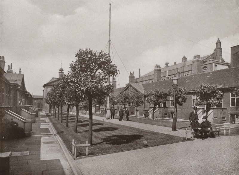 Hospital Trinity, Mile End Road de English Photographer