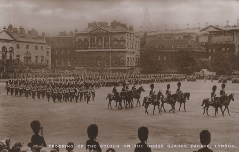 Trooping of the colour na Horse Guards Parade, Londres (fotografia a preto e branco) de English Photographer
