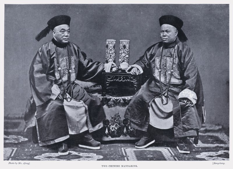 Dois mandarins chineses (foto a p/b) de English Photographer