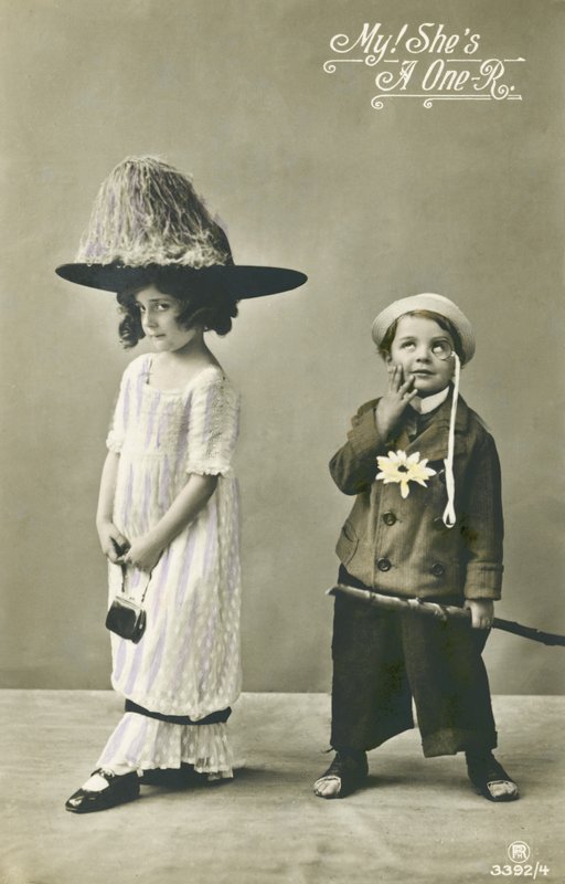 Duas crianças em vestido chique (foto a cores) de English Photographer