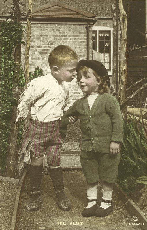 Dois meninos pequenos conspirando (foto colorida) de English Photographer