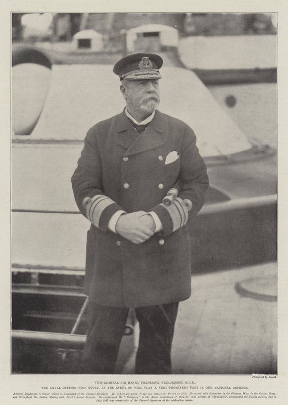 O vice-almirante Sir Henry Frederick Stephenson, da KCB, oficial da Marinha que, em caso de guerra, desempenharia um papel muito importante em nossa defesa nacional. de English Photographer