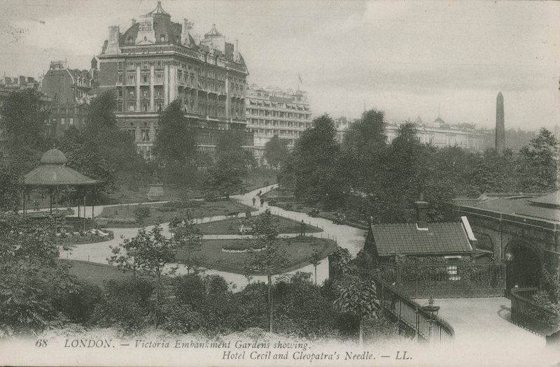 Victoria Embankment Gardens, mostrando o Hotel Cecil e o Cleopatras Needle, em Londres de English Photographer