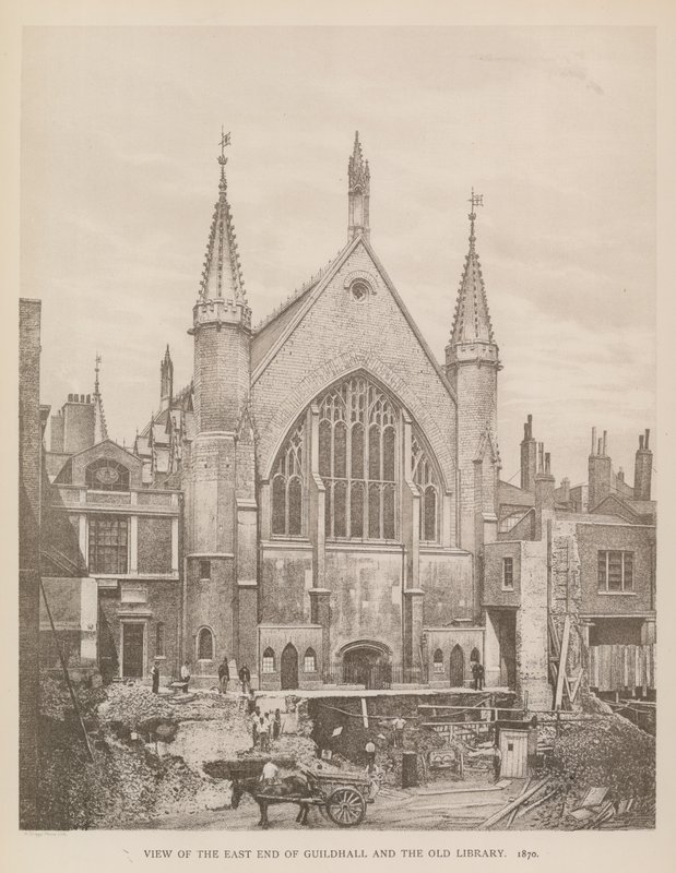 Vista do extremo leste de Guildhall, Londres e a antiga biblioteca, 1870 de English Photographer