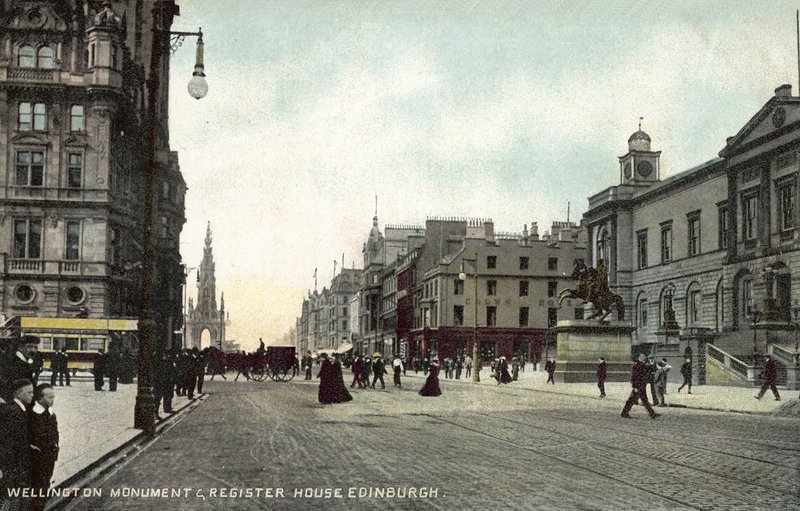 Wellington Memorial and Register House, Edinburgh (foto a cores) de English Photographer