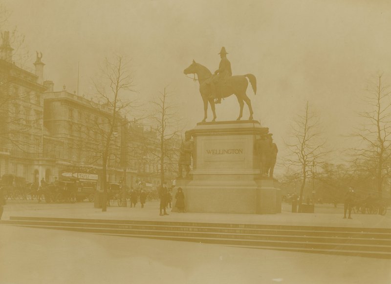 Estátua de Wellingtons no Hyde Park, Londres de English Photographer