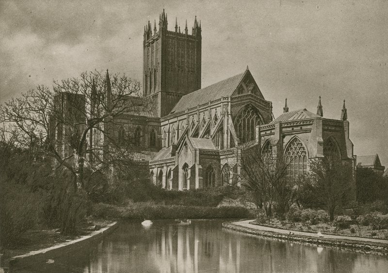 Catedral de poços, da piscina do cisne de English Photographer