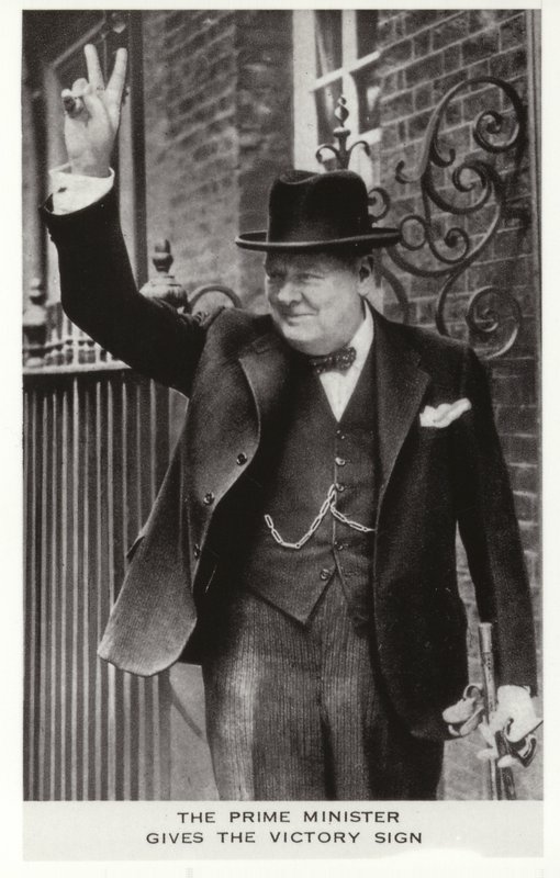 Winston Churchill a fazer o sinal da vitória no exterior do nº 10 de Downing Street, 5 de junho de English Photographer