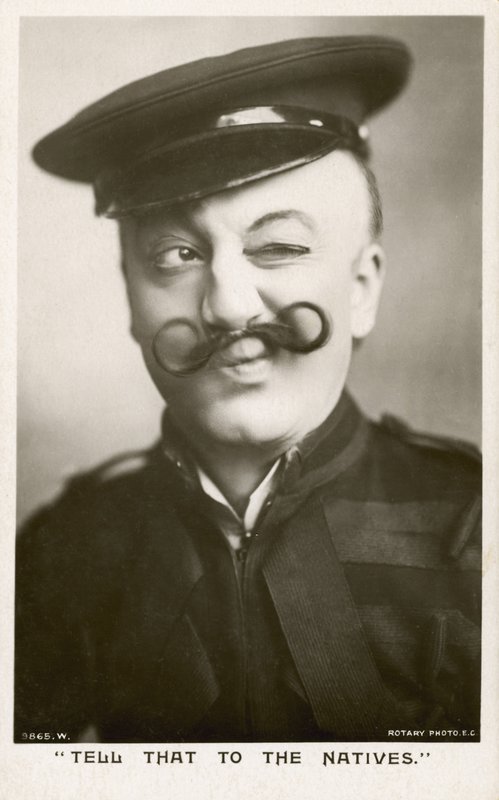 Mulher de uniforme e bigode (foto a p/b) de English Photographer
