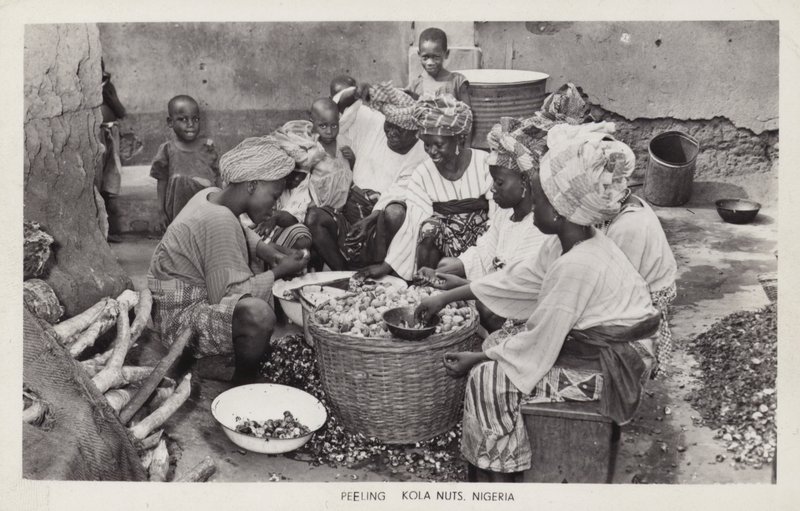 Mulheres descascando nozes de cola, Nigéria (foto a p/b) de English Photographer