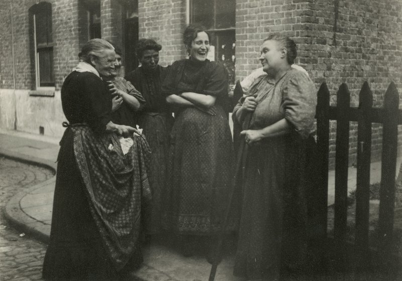 Mulheres, falando, em, a, rua, londres de English Photographer