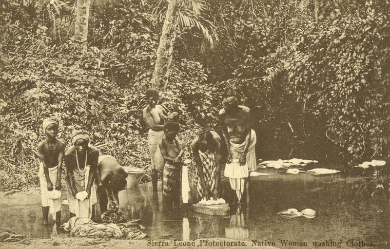 Mulheres lavando roupas em um rio, Serra Leoa (foto a p/b) de English Photographer
