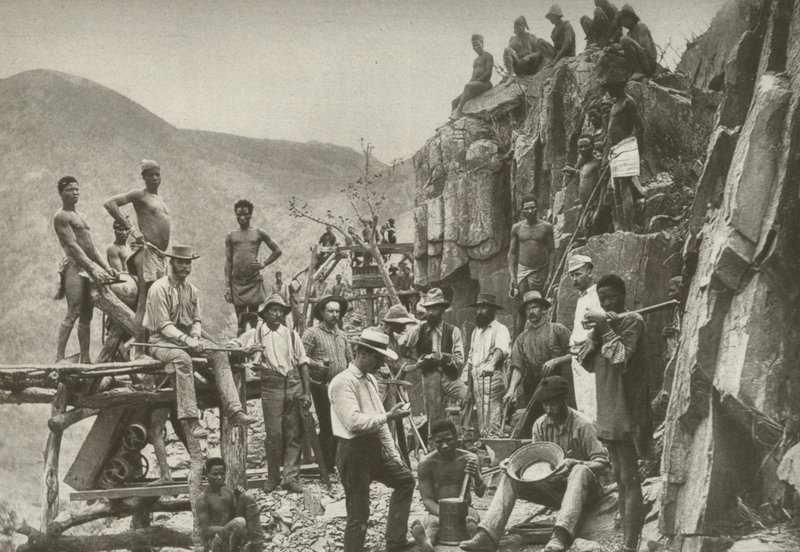 Trabalhar em uma mina de ouro precoce no Rand (foto a p/b) de English Photographer