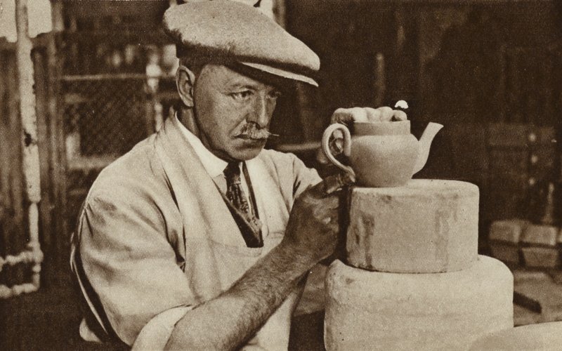 Trabalhador produzindo um bule na Royal Doulton works, Stoke-on-Trent, Staffordshire (foto a p/b) de English Photographer