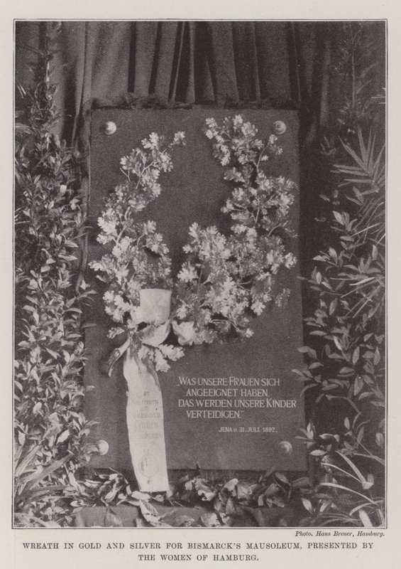 Coroa de flores em ouro e prata para o Mausoléu de Bismarcks, apresentado por Mulheres de Hamburgo de English Photographer