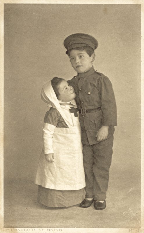 Menina e menino na 1ª Guerra Mundial (foto a p/b) de English Photographer