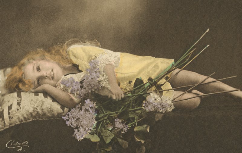 Menina jovem, e, flores de English Photographer