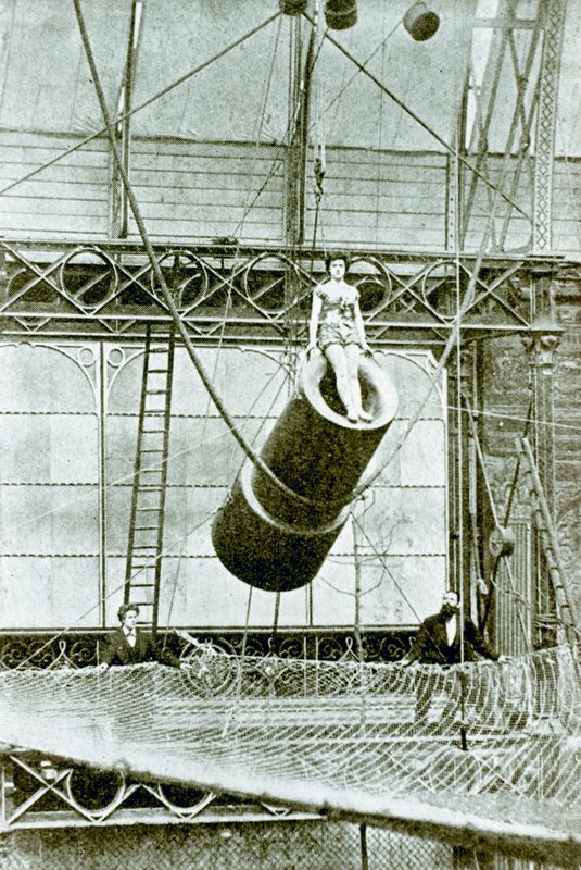 Zazel, que em 1877 recebeu £ 100 por semana para ser baleado de um canhão de English Photographer