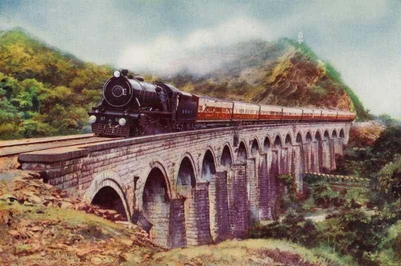 4-6-2 locomotiva a vapor de Bombaim, Baroda e Ferrovia Central da Índia transportando o Correio Fronteiriço passando por um viaduto entre Bombaim e Deli (cor litho) de English School