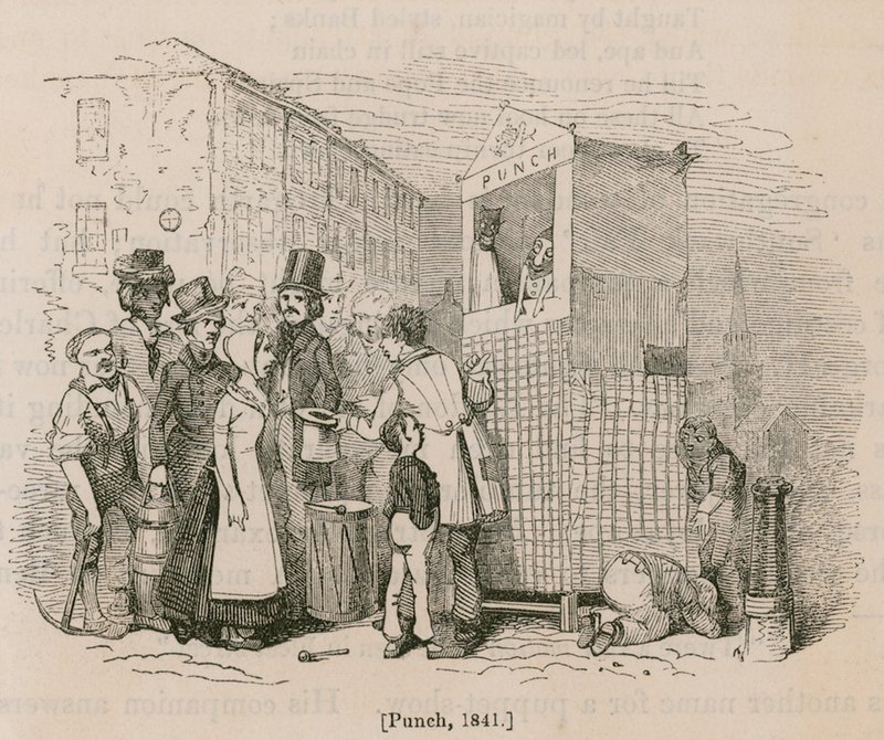 Uma multidão se reúne para assistir a um show de Punch & Judy de English School