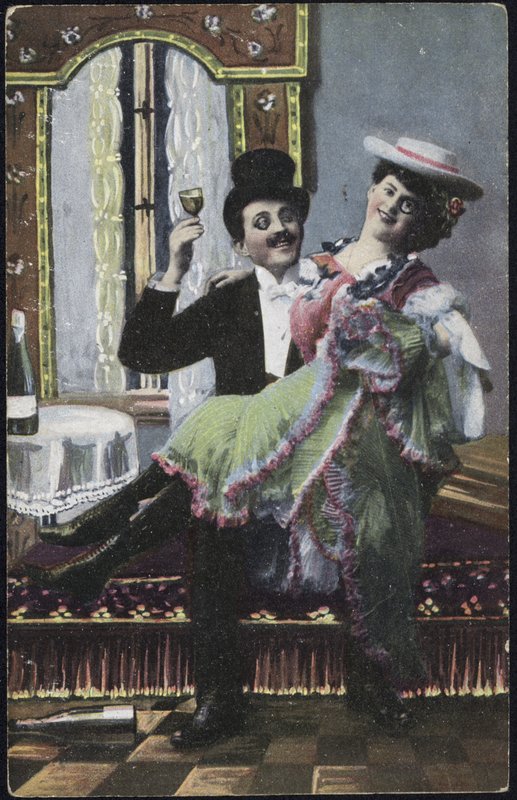Um casal bem vestido retratado rindo de English School