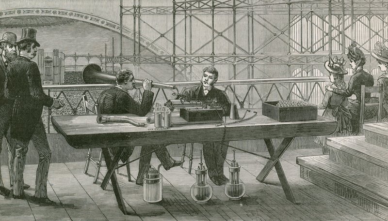 Edison aperfeiçoou o fonógrafo em uso na galeria da imprensa durante o Festival Handel no Palácio de Cristal de English School
