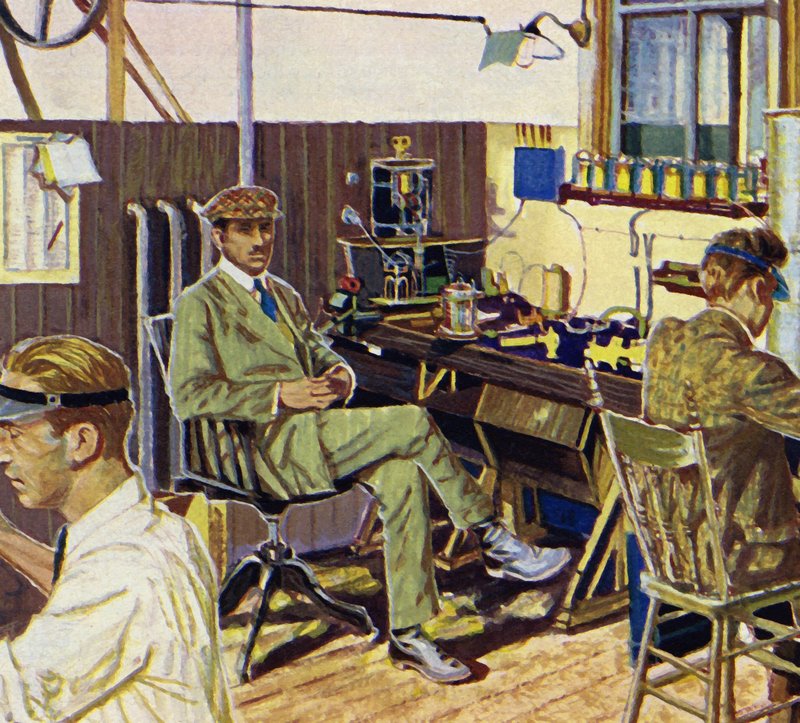 Fred Royce montou uma fábrica para fabricar equipamentos elétricos de English School