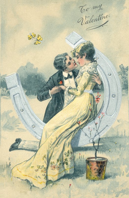 Menina e menino, prestes a beijar, enquanto sentados numa grande ferradura de cavalo (cor litho) de English School
