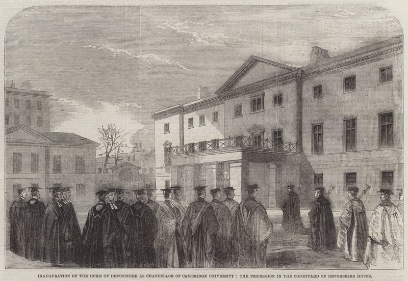 Inauguração do Duque de Devonshire como Chanceler da Universidade de Cambridge, a Procissão no Pátio da Casa de Devonshire (gravura) de English School