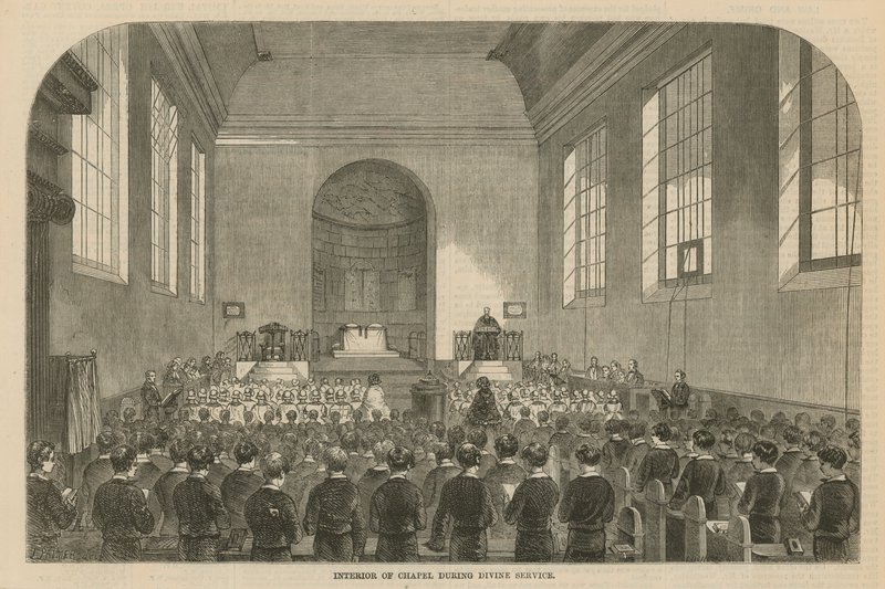 Interior da capela durante o serviço divino de English School