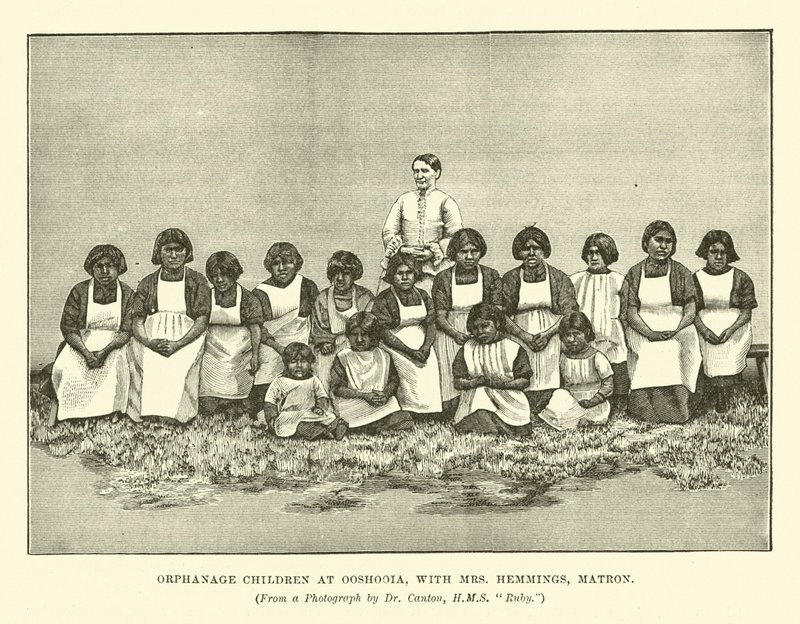 Crianças do orfanato em Ooshooia, com a Sra. Hemmings, matrona de English School