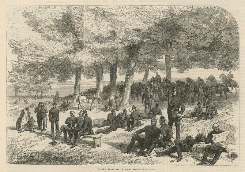 Polícia esperando em Kensington Gardens de English School