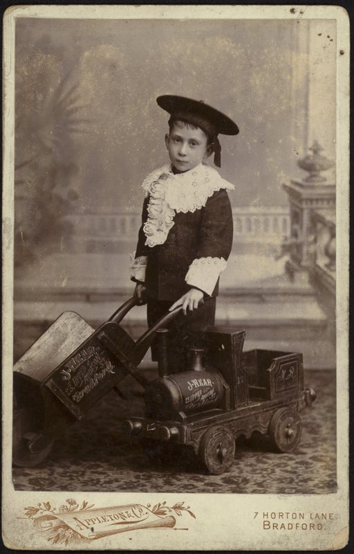Retrato, de, um, menino jovem, posar, com, um, handcart de English School
