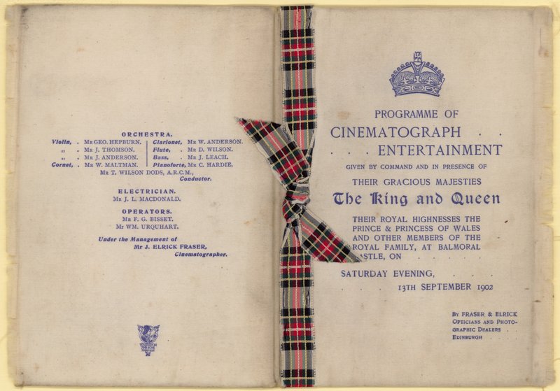 Programa de Cinematograph Entertainment na presença do rei e da rainha de English School