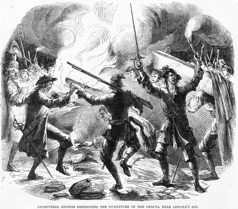 Amotinadores de Sacheverel destruindo os móveis da capela perto de Lincolns Inn, Londres de English School