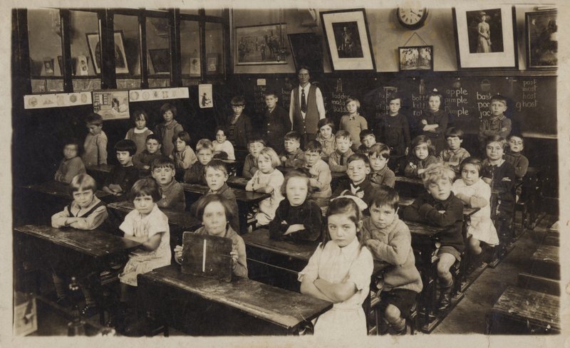 Alunos na sua sala de aula (fotografia a preto e branco) de English School