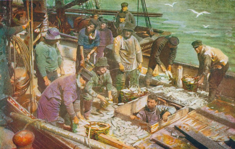 A chegada de um barco de pesca do Mar do Norte, desembarcando o pescado (litografia a cores) de English School