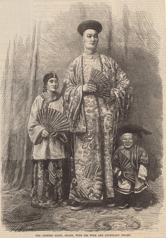 O gigante chinês, Chang, com sua esposa e anão assistente de English School