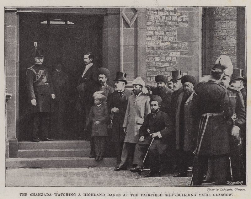 O Shahzada a ver uma Dança Highland no Fairfield Ship-Building Yard, Glasgow (gravura) de English School