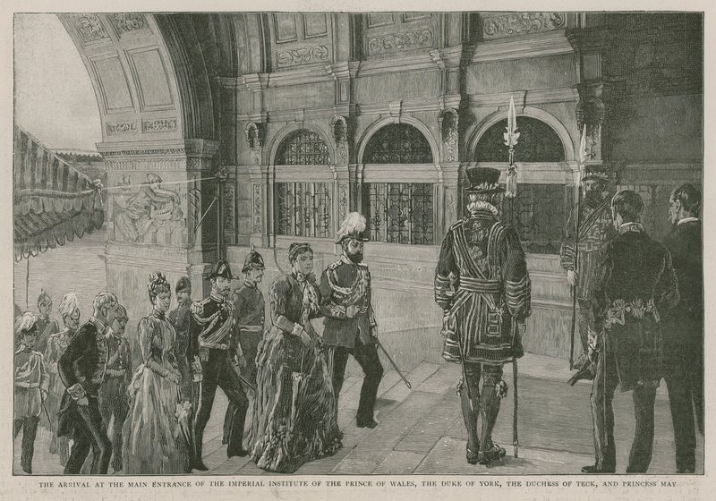 A chegada na entrada principal do Instituto Imperial do Príncipe de Gales, o Duque de York, a Duquesa de Teck e a Princesa May de English School