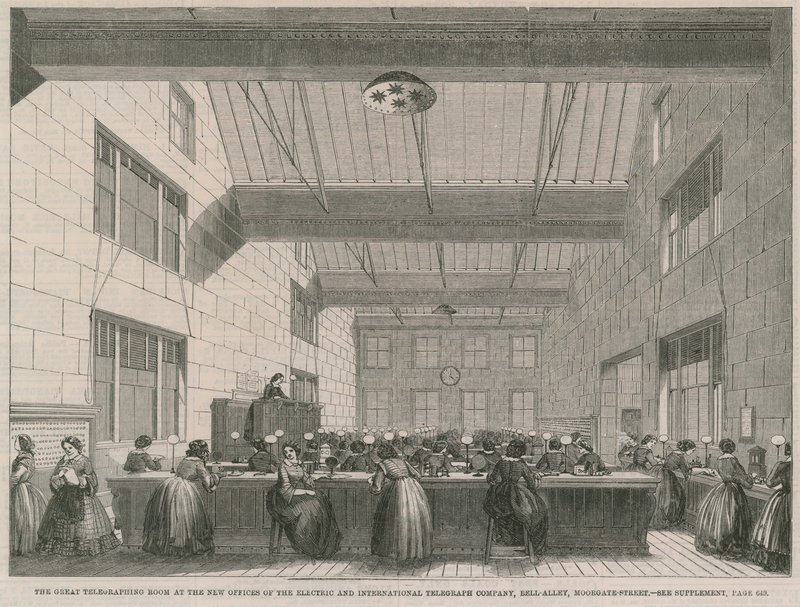 A grande sala de telegrafia nos novos escritórios da Companhia Telegráfica Elétrica e Internacional de English School