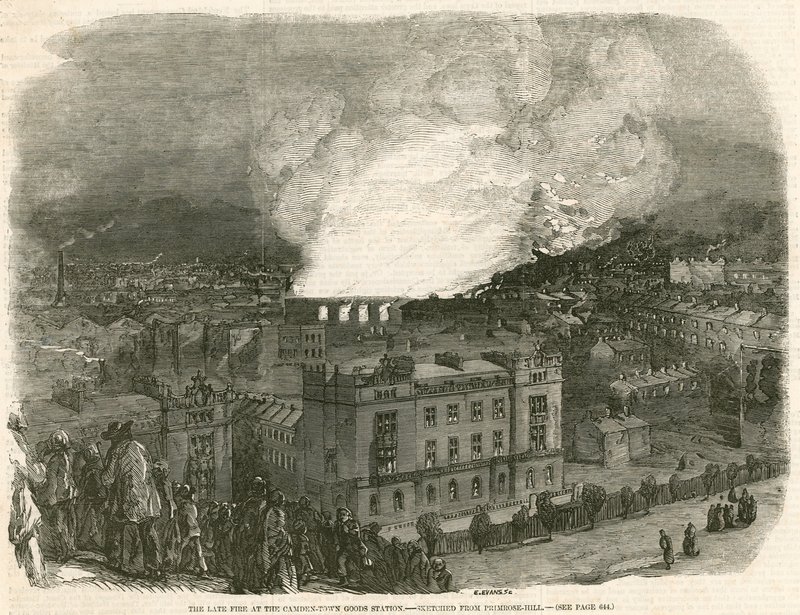 O incêndio tardio na estação de mercadorias de Camden Town, esboçado de Primrose Hill, Londres de English School