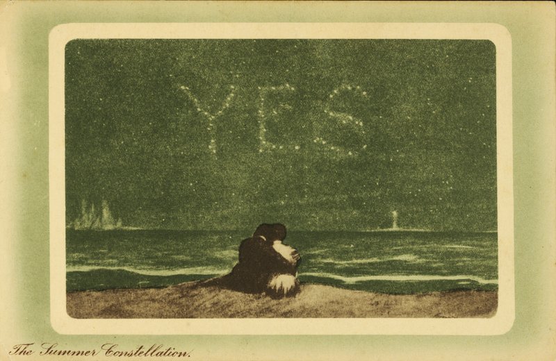 As constelações de verão: amantes numa praia à noite olhando para as estrelas (cor litho) de English School