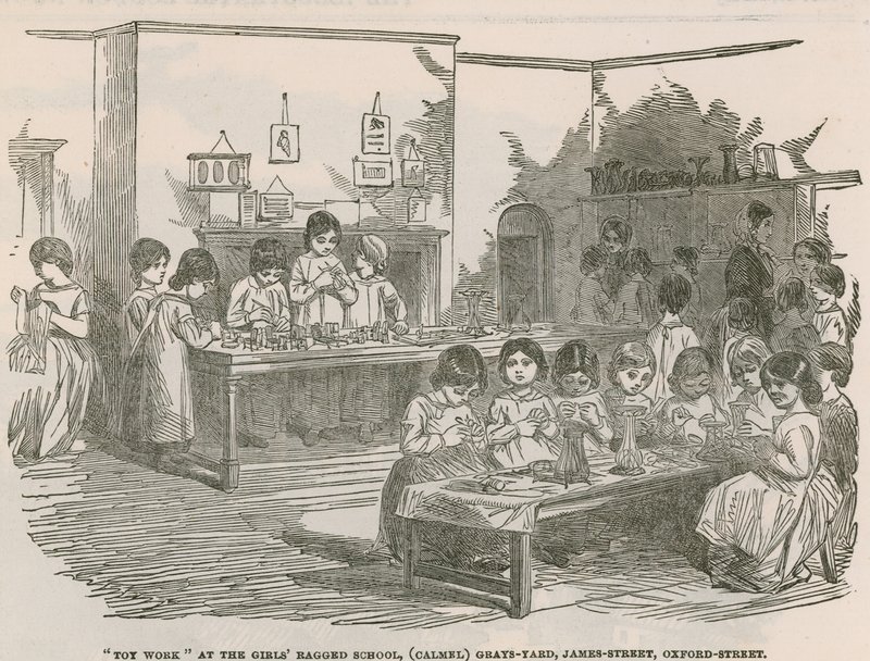 Trabalho de brinquedo nas garotas maltrapilhas da escola, (camelo) Grays Yard, James Street, Oxford Street de English School