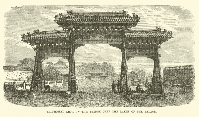 Arco do triunfo na ponte sobre os lagos do palácio de English School