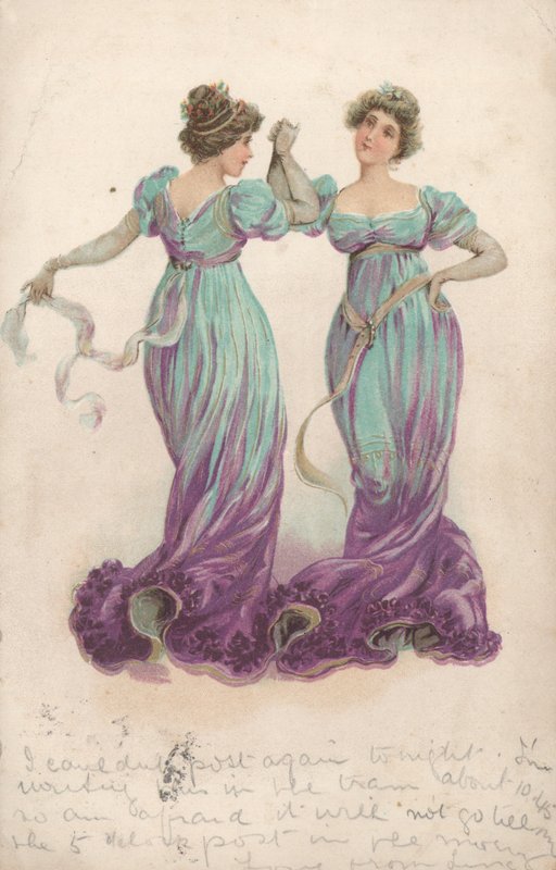 Duas mulheres dançando usando vestidos de comprimento total azuis e roxas combinando de English School