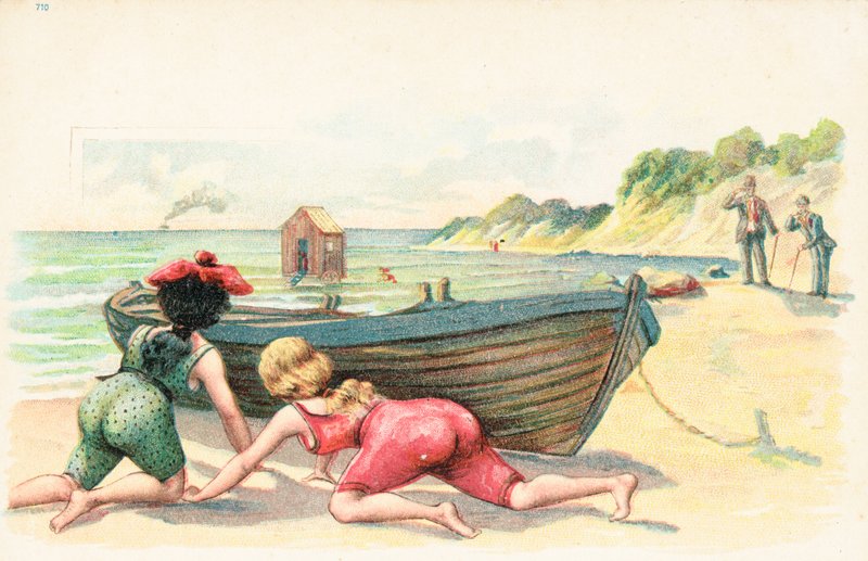Duas mulheres em trajes de banho se escondem atrás de um barco a remo de English School
