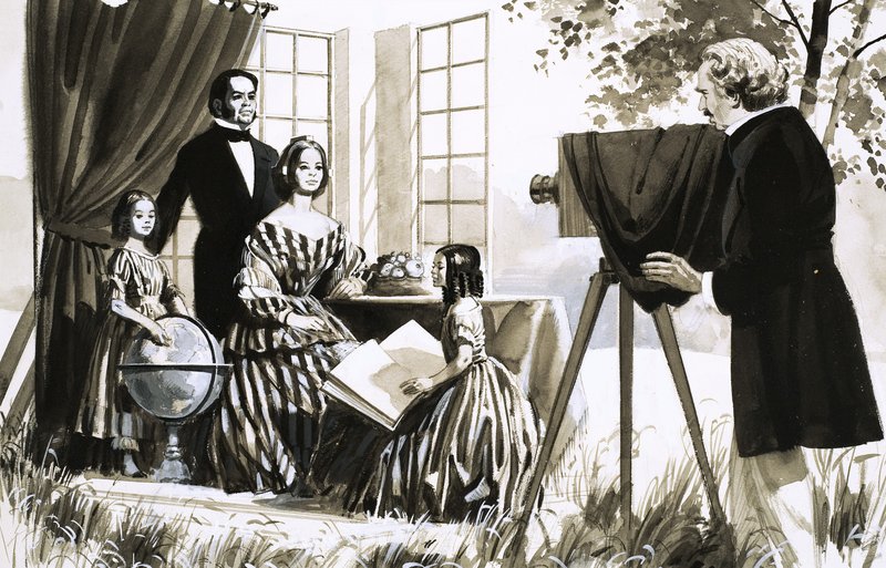 Família não identificada a ser fotografada de English School