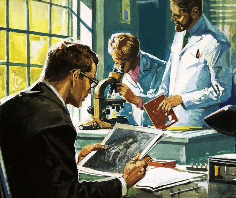 Cientistas não identificados, um olhando fotografias, um olhando através de um microscópio de English School
