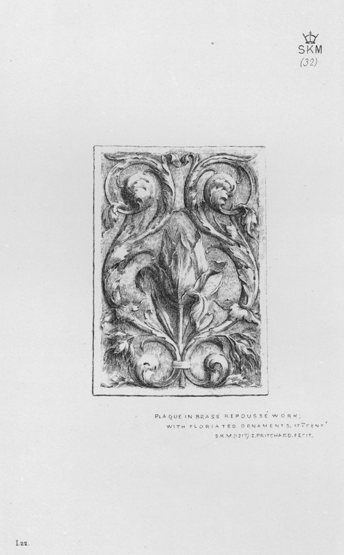 Victoria And Albert Museum: Placa em latão, com ornamentos floreados. de English School